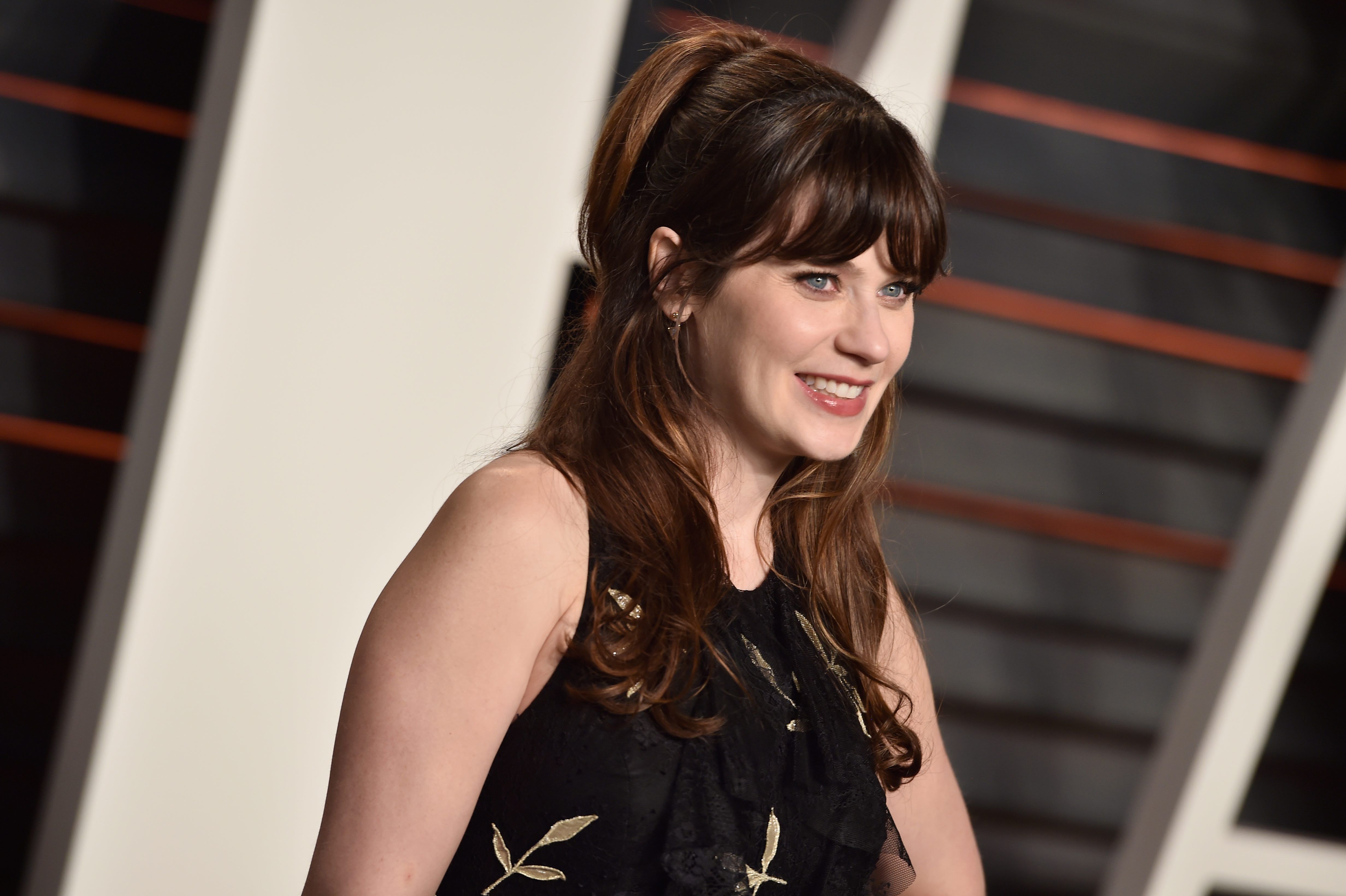 BEVERLY HILLS, CA - FEBRUARY 28: Actress Zooey Deschanel attends the 2016 Vanity Fair Oscar Party Hosted By Graydon Carter at the Wallis Annenberg Center for the Performing Arts on February 28, 2016 in Beverly Hills, California. (Photo by Pascal Le Segretain/Getty Images)