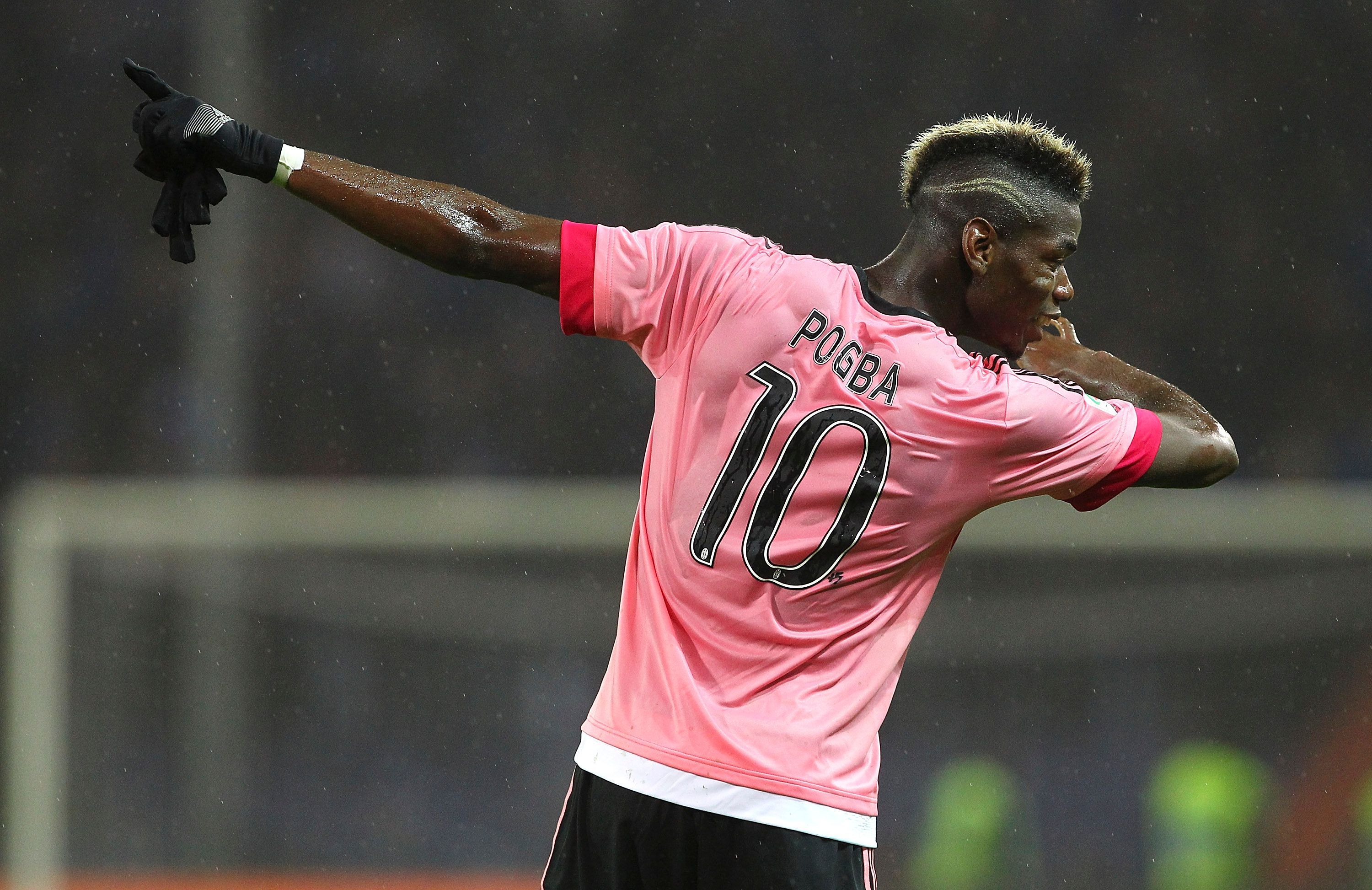 GENOA, ITALY - JANUARY 10: Paul Pogba of Juventus FC celebrates a victory at the end of the Serie A match between UC Sampdoria and Juventus FC at Stadio Luigi Ferraris on January 10, 2016 in Genoa, Italy. (Photo by Marco Luzzani/Getty Images)