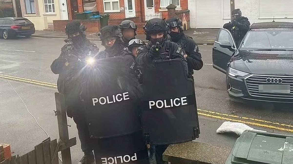 Police siege in Earlsdon, Coventry