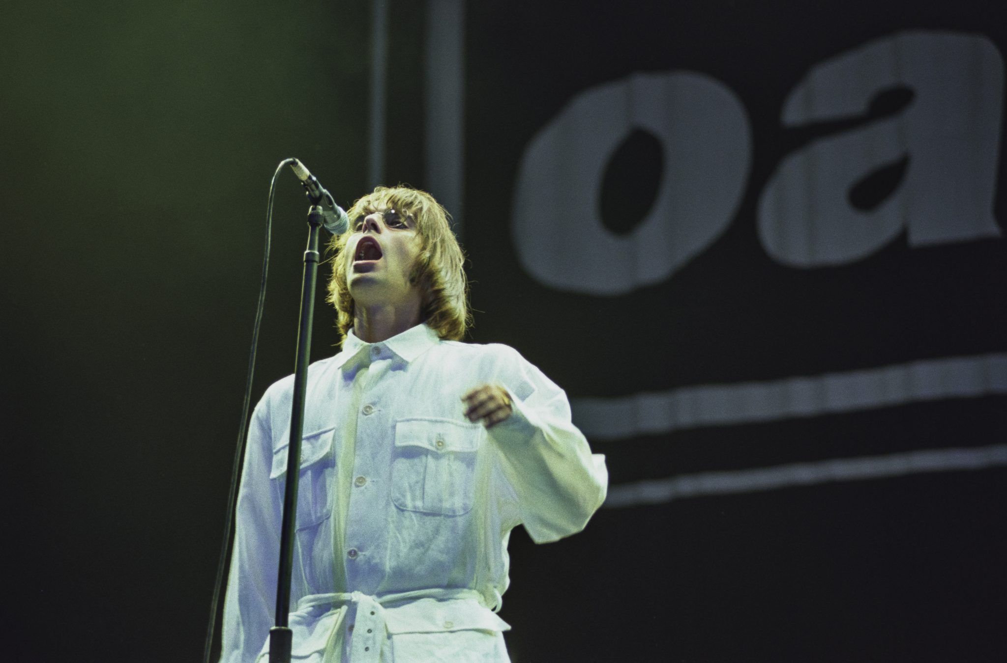 Singer Liam Gallagher performing with British rock group, Oasis, at Knebworth House, Hertfordshire, 10th August 1996. (Photo by Brian Rasic/Hulton Archive/Getty Images)